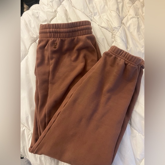 (2 PIECES) TNA cozy set. Sweater and sweat pants. Large - Picture 1 of 7